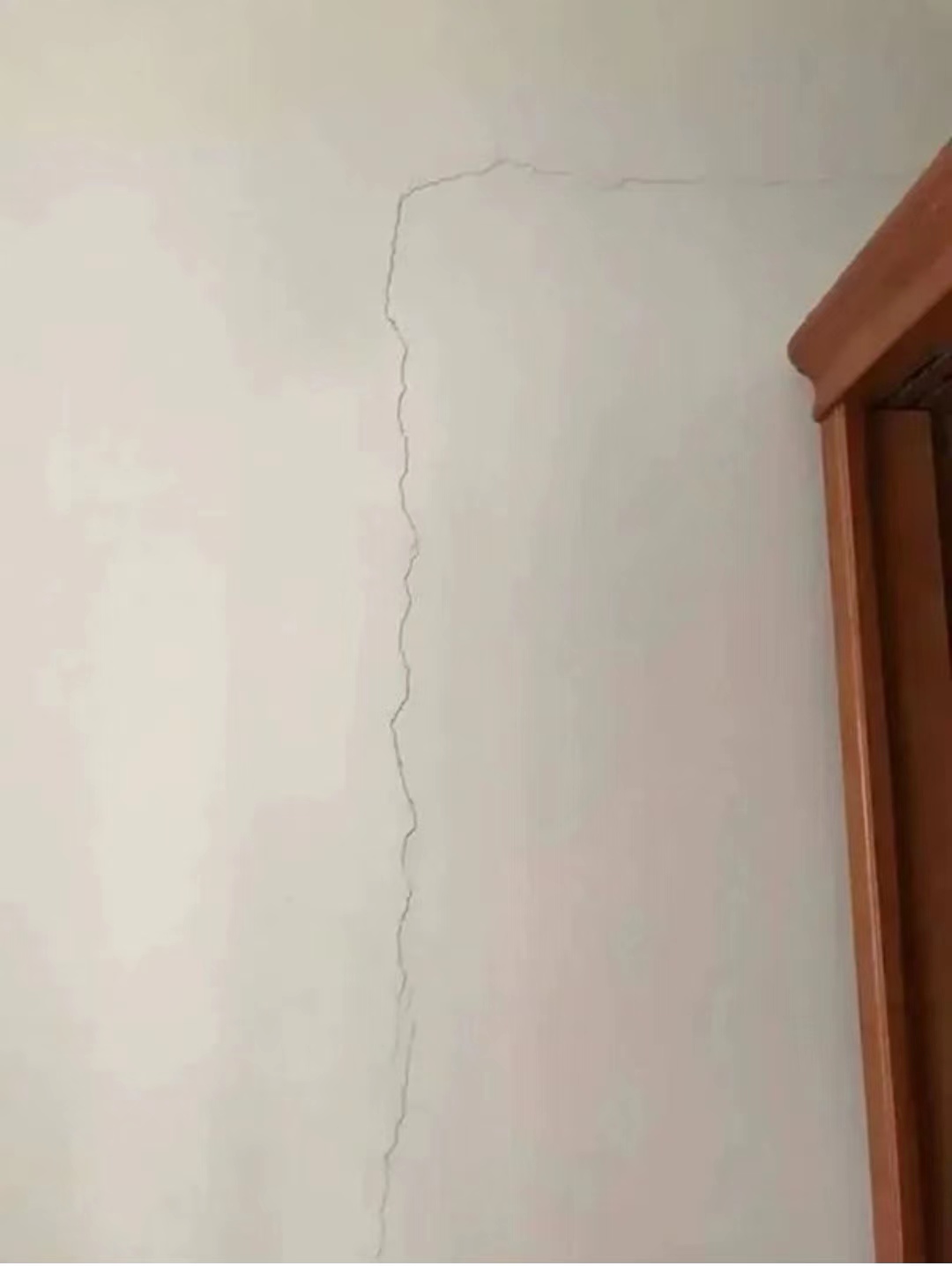 一篇文章告诉你墙面开裂的原因和解决办法及墙面裂缝维修师傅电话